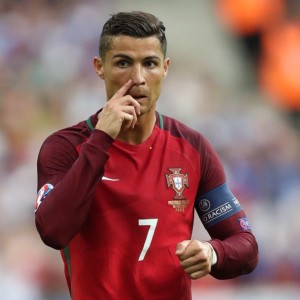 爱游戏下载：萨拉赫缺席关键战引质疑 斯洛特坦言，稳固胜局比追求进球更重要