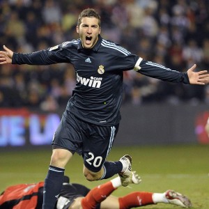 【爱游戏官网】革新之举，比利时足球俱乐部强制青少年守门员佩戴头盔，以科学防护应对隐形威胁