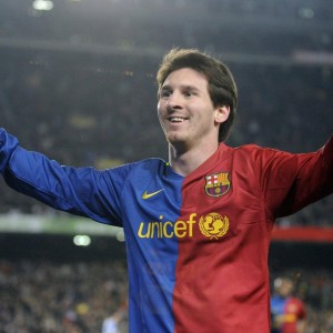 爱游戏-2025中超赛季总结，球市热情高涨与新秀锋芒毕露，外战成绩疲软与欠税阴影笼罩